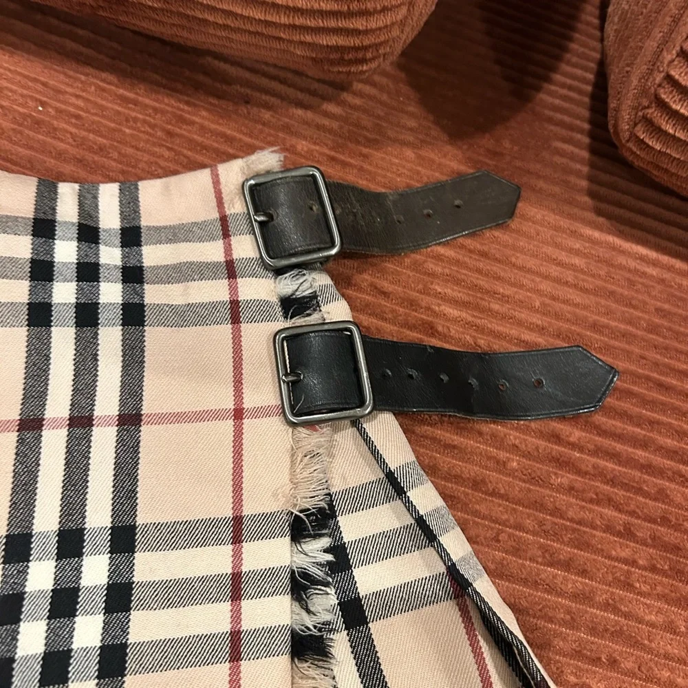 Burberry Vintage Beige Plaid Mini Skirt with Black Lace - Picture 5 of 9